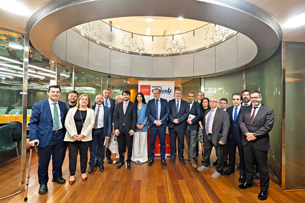 Jesús Gil Marín junto a los invitados al desayuno de Madrid Excelente