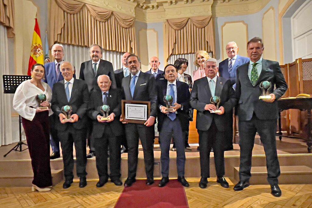 Jesús Gil Marín junto al resto de Granviarios de Honor 2023 y las personalidades que entregaron las distinciones.