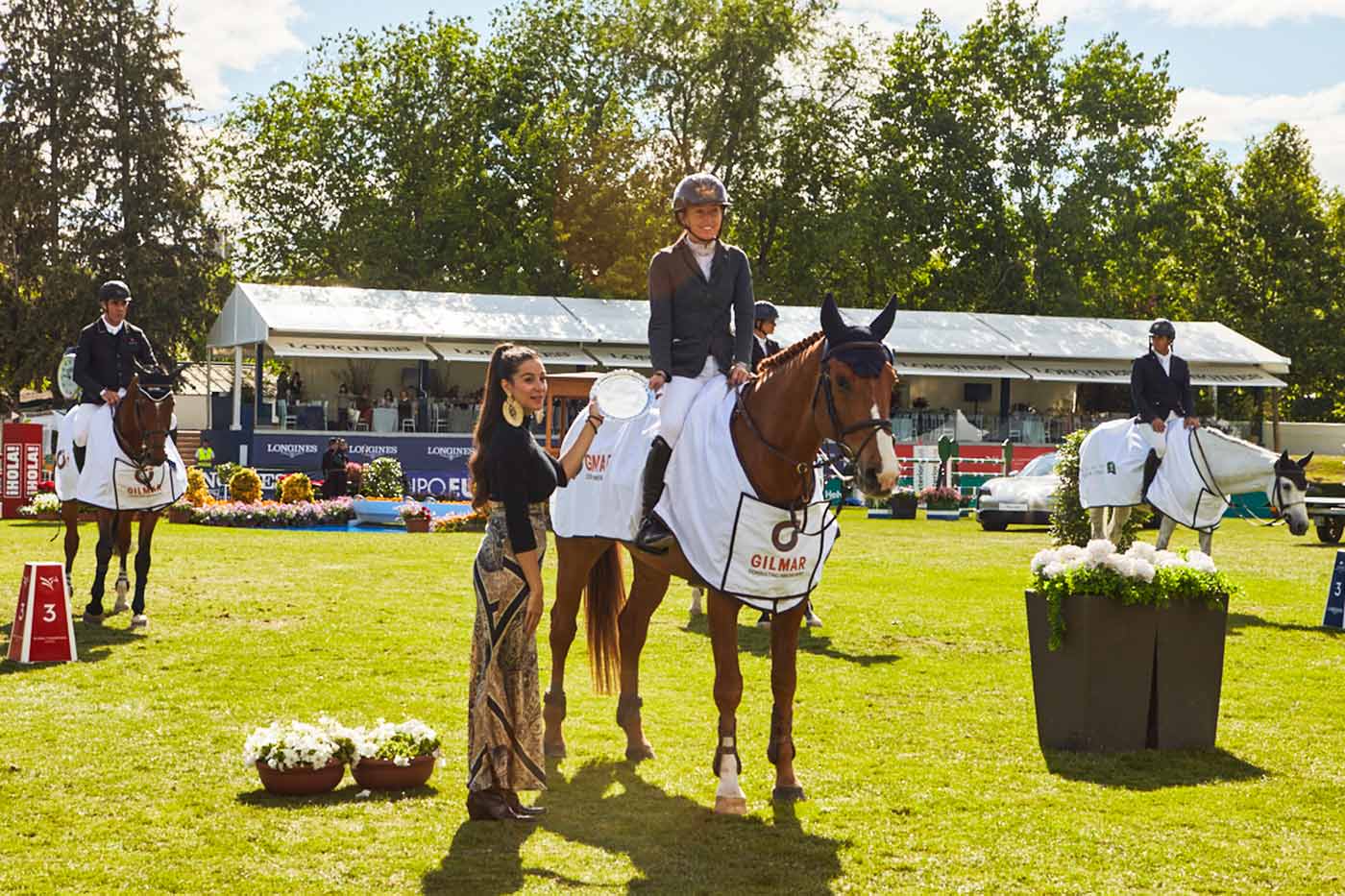 Rocío Gil Oset entrega el premio a la ganadora del Trofeo GILMAR