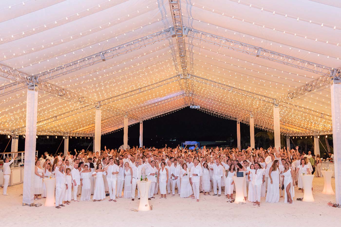 White Party en la playa del resort Lopesan Costa Bávaro