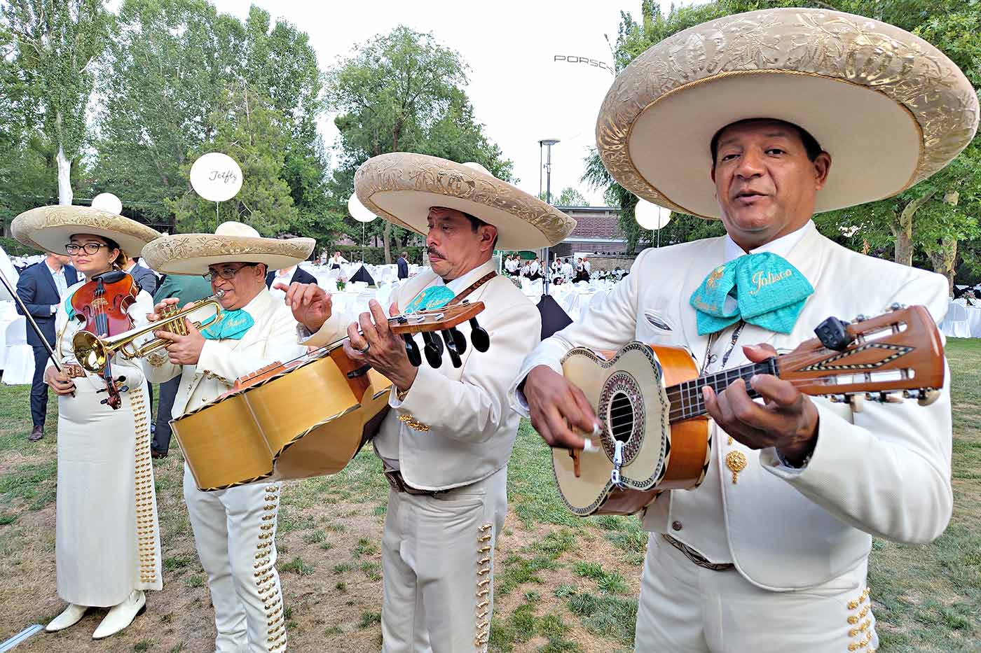 Los mariachis ya son un clásico de Autobello