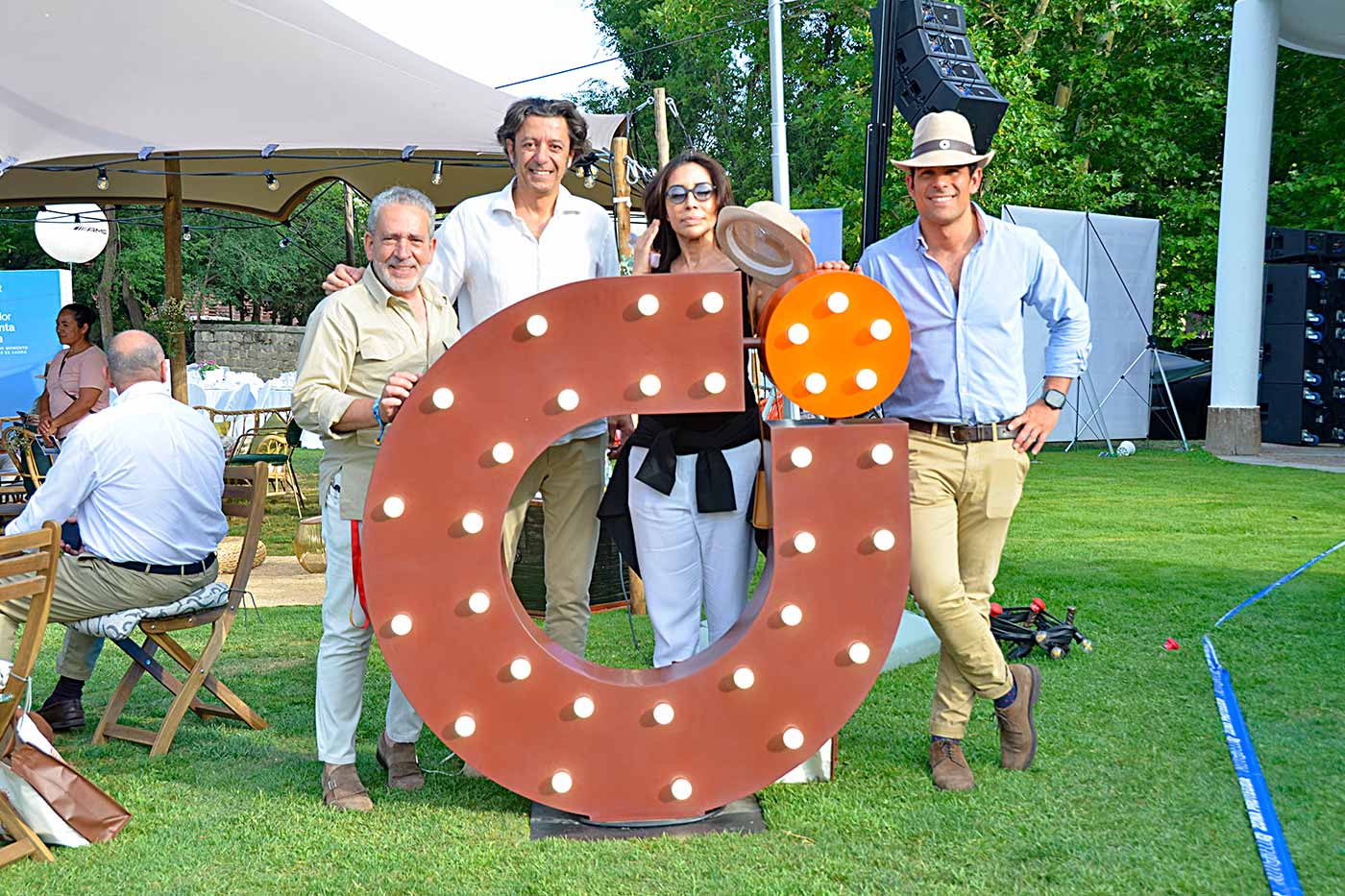 El director de Comunicación, Javier Castellano, junto a los artistas DEmo y Jaime Monge y la representante de ambos.