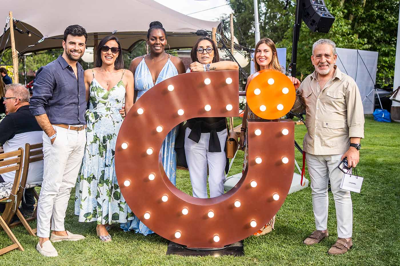 El director de MK, Ignacio Mallagray; la directora de RR. HH. Laura Crespo; la mujer de Emilio Olivares y Camps, Simone; la representante de DEmo, Carol Sepúlveda; la directora de Marca de GILMAR, Cristina Luna; y el artista DEmo.