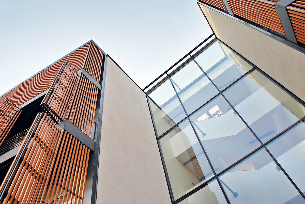 Edificio de apartamentos moderno con cristalera