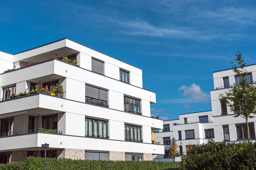 Nuevas casas blancas frente a un cielo azul vistas